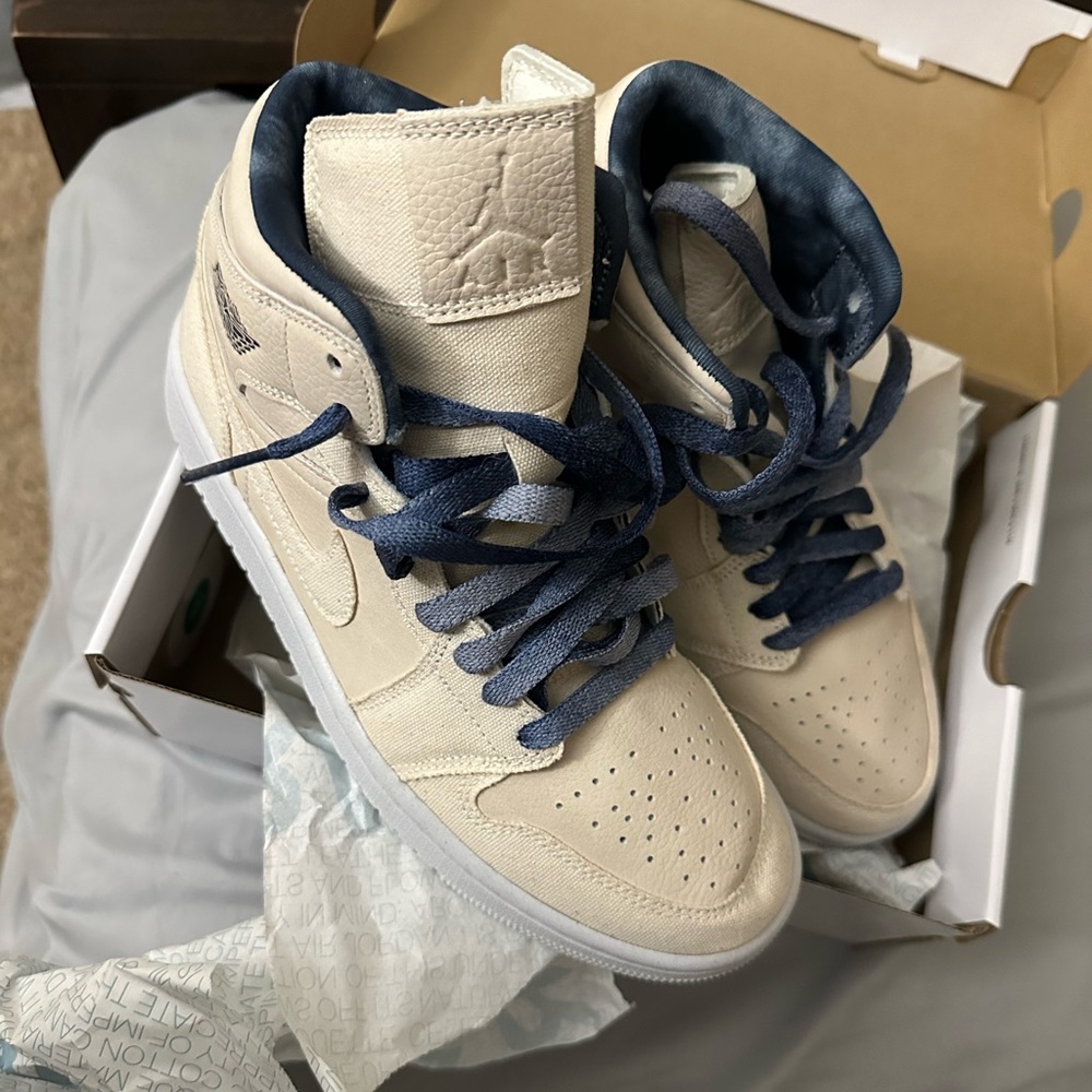 Jordan 1 Mid Se / Sandrift- Sail-Mighnight Navy     Women Size 8 - Picture 2 of 3
